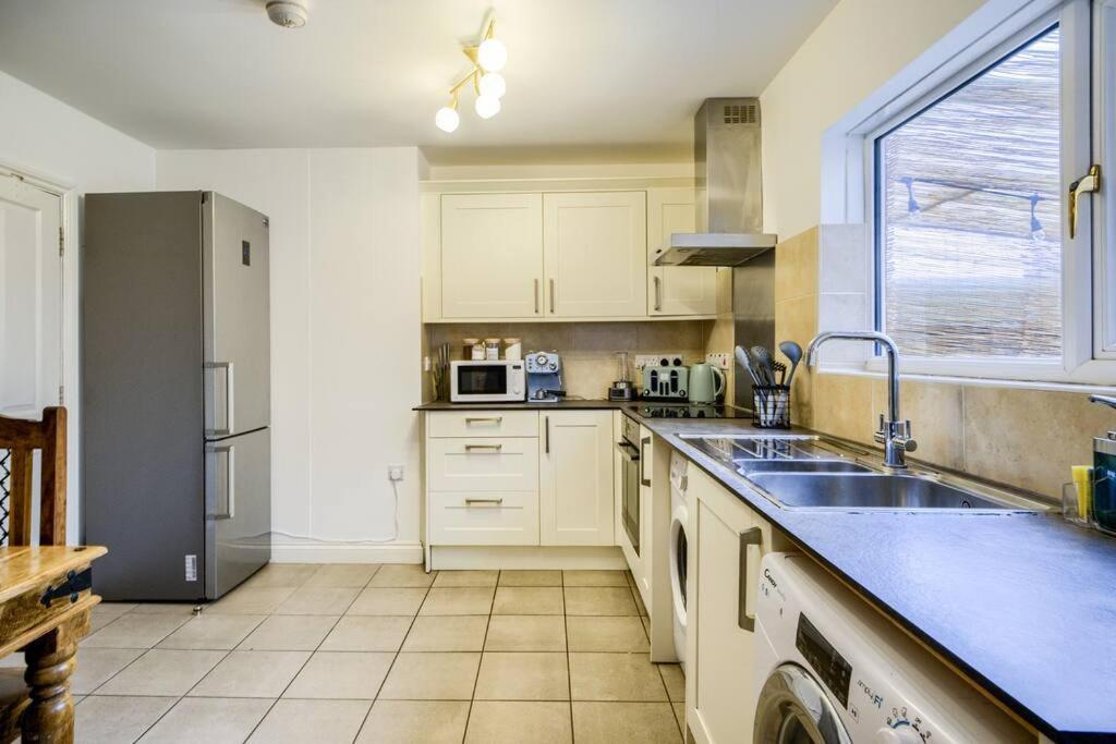 Low Rate For A 4-Bedroom House In Coventry With Free Unlimited Wi-Fi 2 Car Parking 53 Qmc Buitenkant foto