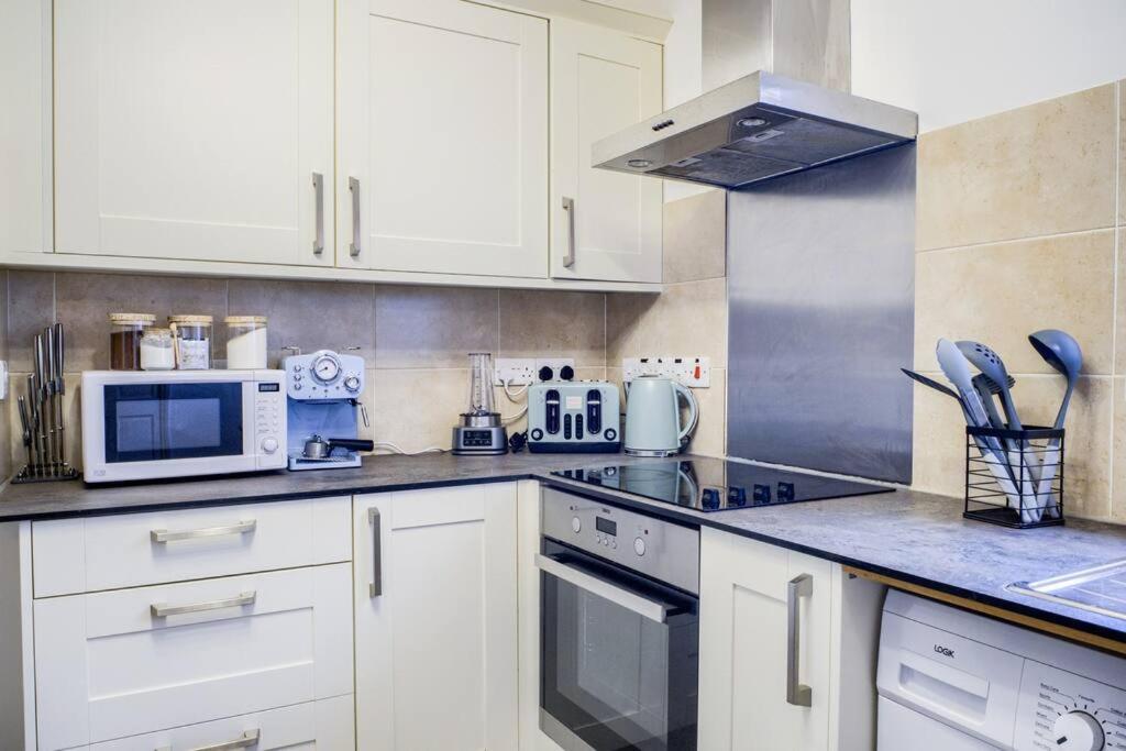 Low Rate For A 4-Bedroom House In Coventry With Free Unlimited Wi-Fi 2 Car Parking 53 Qmc Buitenkant foto
